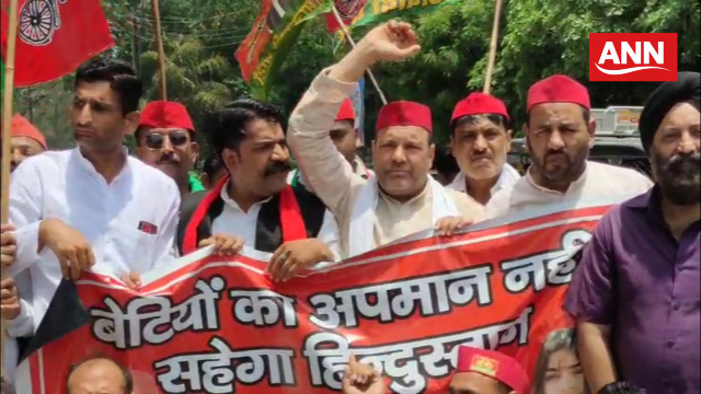 प्रदर्शन कर रहे समाजवादी