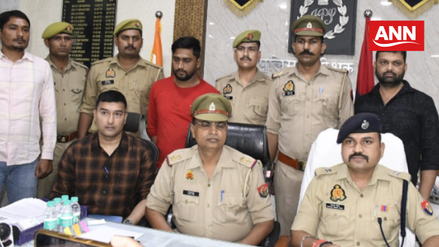 घंटाघर स्थित कार्यालय पर मोबाइल लूट गिरोह का खुलासा करते एसपी सिटी