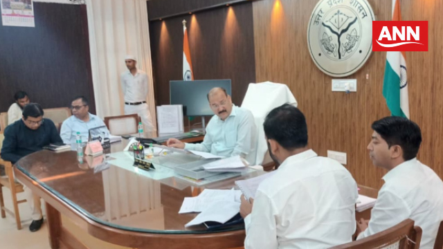 कर एवं राजस्व वसूली की समीक्षा बैठक करते मेरठ के जिलाधिकारी वी के सिंह