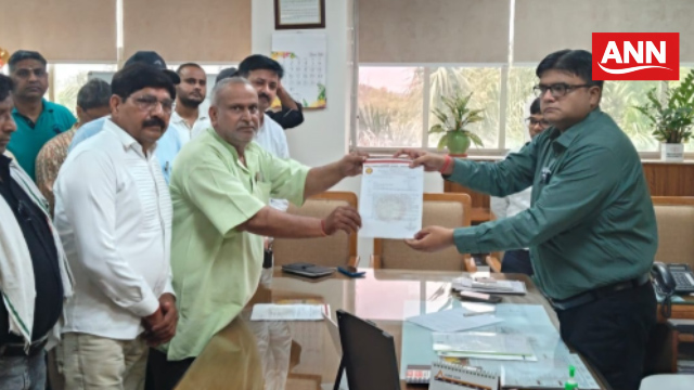 सरचार्ज के खिलाफ एम. डी पावर को ज्ञापन देते व्यापारी नेता लोकेश कुमार अग्रवाल