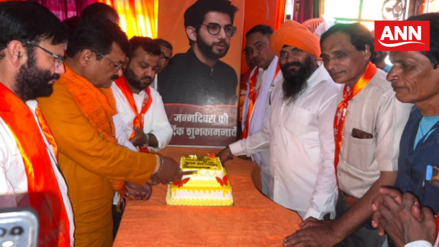 आदित्य ठाकरे का 36वां जन्मदिन मनाते मेरठ के शिव सैनिक