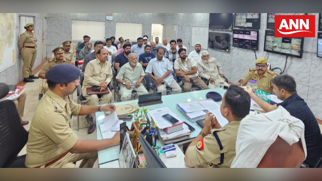मोहर्रम पर्व को लेकर क्षेत्र वासियों के साथ वार्ता करते एस.पी.सिटी विनायक गोपाल भोसले