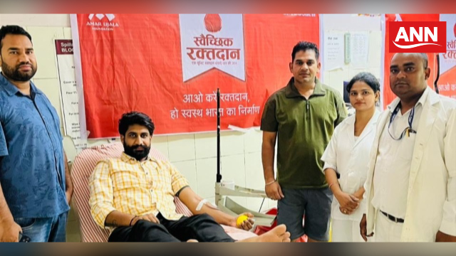 रक्तदान शिविर में रक्तदान करते मयंक त्यागी
