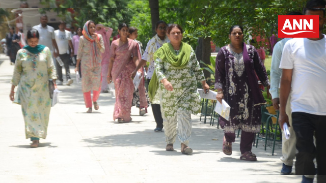 प्रवक्ता परीक्षा देकर निकलते अभ्यर्थी