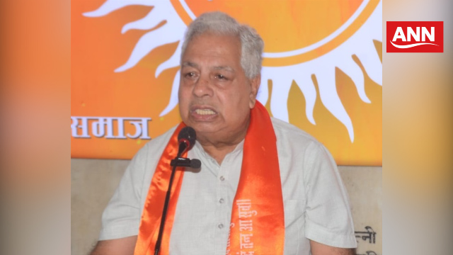 थापर नगर स्थित आर्य समाज मंदिर में विचार व्यक्त करते मुख्य वक्ता राजेश सेठी