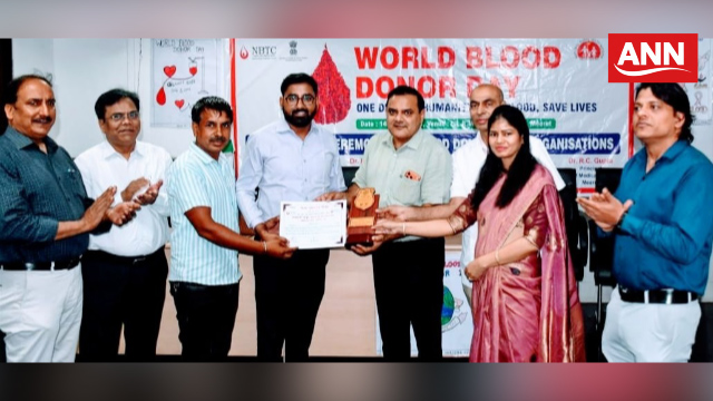 रक्त दाताओं को सम्मानित करते आयोजन समिति के सदस्य