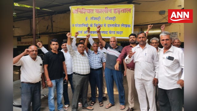 रजिस्ट्री कार्यालय पर प्रदर्शन करते दस्तावेज़ लेखक संघ मेरठ के कार्यकर्ता