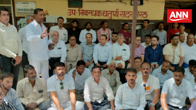 जिला अधिकारी कार्यालय परिसर स्थित ई रजिस्ट्री कार्यालय पर प्रदर्शन करते दस्तावेज लेखक संघ के कार्यकर्ता