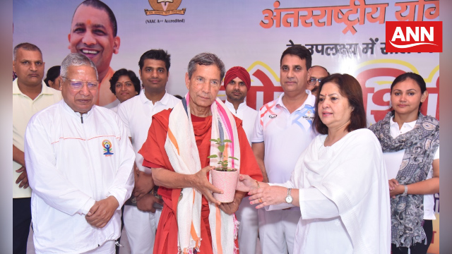योग गुरु कर्मवीर का स्वागत करती चौधरी चरण सिंह यूनिवर्सिटी की वाइस चांसलर प्रो संगीता शुक्ला