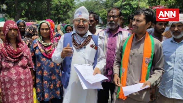 नाबालिक युवती की बरामदगी की मांग को लेकर कमिश्नर चौराहे पर प्रदर्शन करते परिजन एवं क्षेत्रवासी
