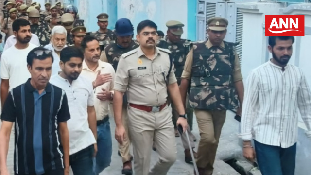 ग्राम अब्दुल्लापुर में गश्त करते पुलिस अधीक्षक ग्रामीण