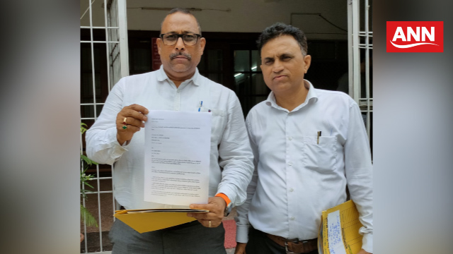 मेरठ जिलाधिकारी को ज्ञापन देने पहुंचे अधिवक्ता रामकुमार