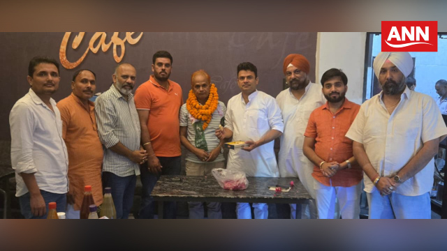 आर्य देव को एससी एस सी आयोग का महानगर अध्यक्ष बनाए जाने पर स्वागत करते रालोट कार्यकर्ता