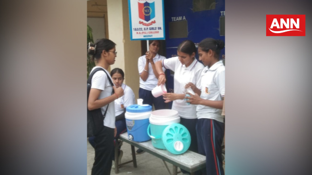 एनसीसी शिविर के दौरान छात्राओं ने राहगीरों को जल फल एवं शरबत का वितरण किया