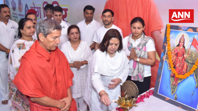 योग कार्यक्रम का दीप प्रज्वलित कर शुभारंभ करती वी सी प्रो संगीता शुक्ला