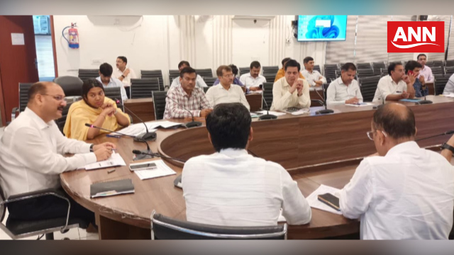 विकास भवन में आयोजित समीक्षा बैठक