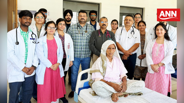 90 वर्षीय महिला की की गई जटिल सर्जरी