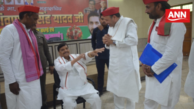 जनेश्वर मिश्र की जयंती के कार्यक्रम की रूपरेखा बनाते सपा नेता