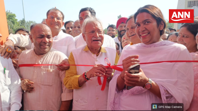 प्रदर्शनी का शुभारंभ करते राज्यसभा सांसद डॉ. लक्ष्मीकांत वाजपेई