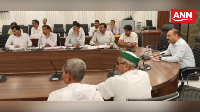 मेरठ के विकास भवन में बैठक करते जिला अधिकारी डॉ वी के सिंह