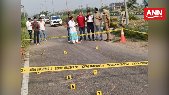 घटनास्थल पर जांच करती पुलिस