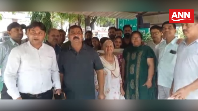 मवाना रोड पर कट को लेकर प्रदर्शन करते क्षेत्रवासी