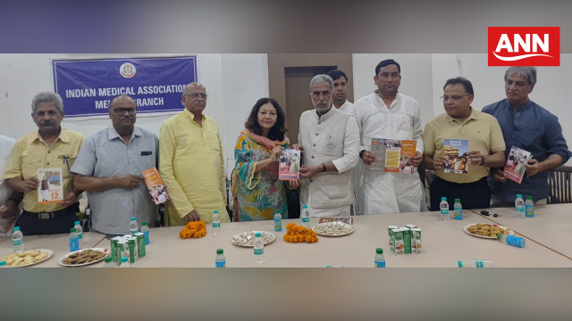 केंद्र की 12 वर्ष की उपलब्धियां को लेकर बुकलेट का विमोचन करते भाजपा नेता कृष्ण बाल गुर्जर