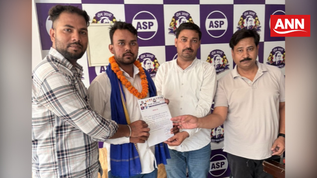 नव गठित कार्यकारणी को नियुक्ति पत्र सौंपते भीम आर्मी के जिला अध्यक्ष चतर सिंह जाटव