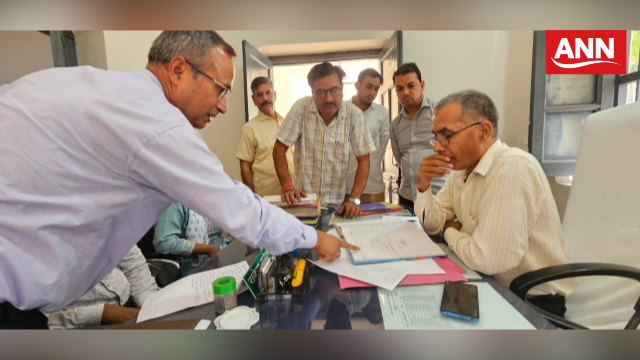 सिंभावली गन्ना समिति का औचक निरीक्षण करते उप गन्ना आयुक्त यशपाल सिंह