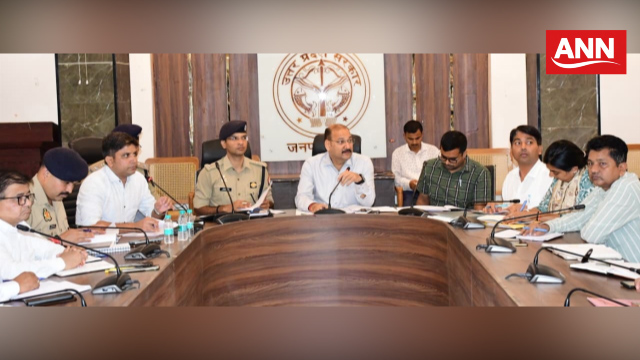 मेरठ के विकास भवन में कावड़ की तैयारी को लेकर बैठक करते जिलाधिकारी डॉ वी के सिंह