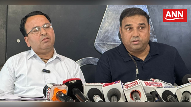 पेड़ों की अवैध कटाई पर प्रेस क्लब पर वार्ता करते शीश पॉल एवं संजीव चौधरी