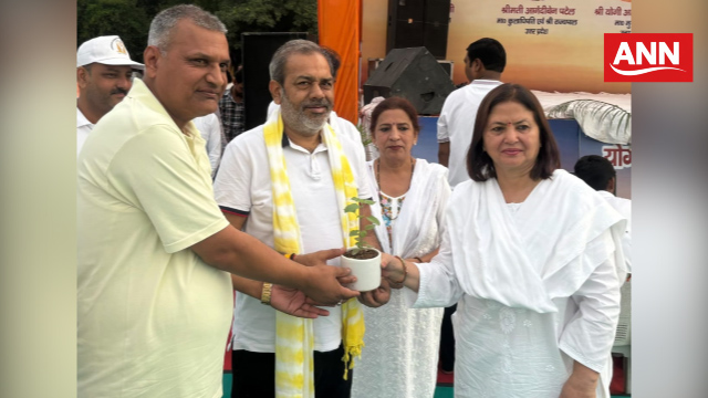 चौधरी चरण सिंह यूनिवर्सिटी में आयोजित योग शिविर कार्यक्रम में पूर्व मंत्री सुनील भराला का सम्मान करती वी सी संगीता शुक्ला