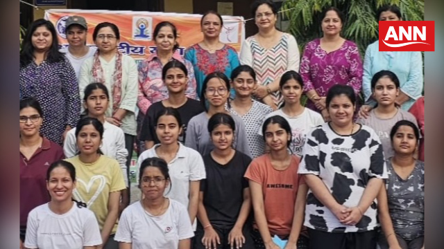 आरजीपीजी कॉलेज में आयोजित योग शिविर में शामिल लोग