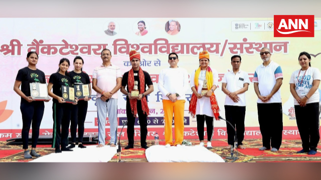 योग शिविर कार्यक्रम में अतिथियों का हुआ सम्मान
