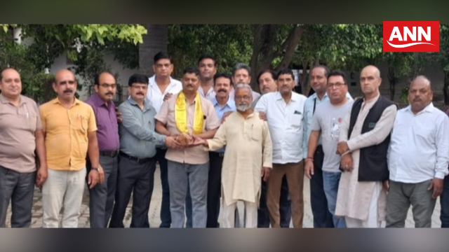 बी ए बी इंटर कॉलेज में आयोजित बैठक में शामिल लोग