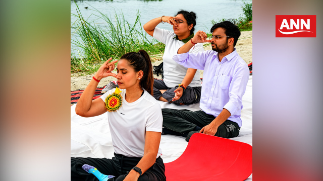 गंगा तट पर योग कर निरोगी काया का संदेश देते हस्तिनापुर जिला गंगा समिति के कार्यकर्ता