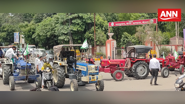 कमिश्नरी मुख्य द्वार का घेराव करते किसान