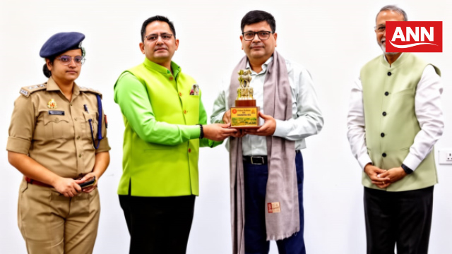 साइबर सुरक्षा कार्यशाला के समापन के अवसर पर प्रतिभागी को सम्मानित करते आयोजक