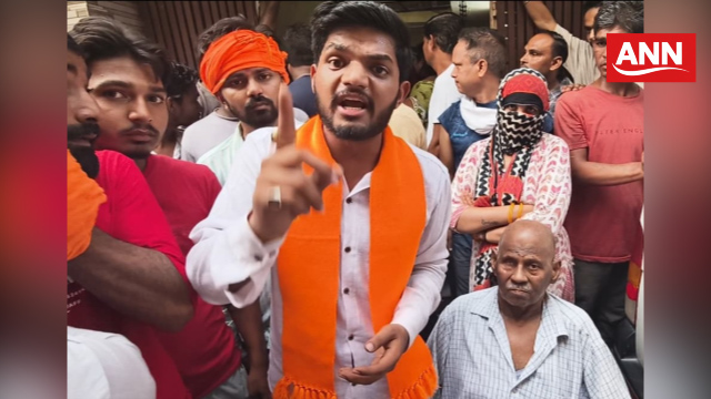 धरने के दौरान संबोधित करते नरसिंह वाहिनी के प्रदेश अध्यक्ष कार्तिक हिंदू