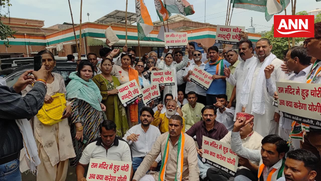 कलेक्ट्रेट पर राम मंदिर के दानपात्र में मिले रूपयों की चोरी के आरोप को लेकर प्रदर्शन करते कांग्रेसी