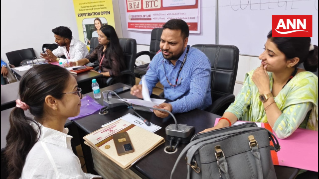 रोजगार मेला में अभ्यर्थियों से वार्तालाप करते अधिकारी