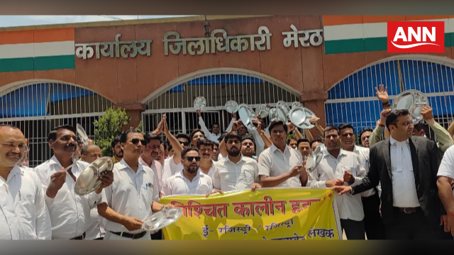 मेरठ अन्दोलनकरी दस्तावेज लेखक संघ व अधिवक्ताओं ने कलेक्ट्रेट पर थाली बजाते