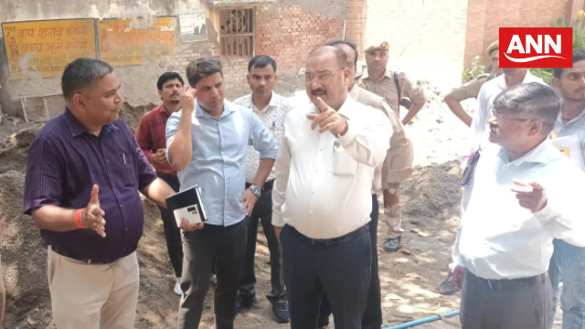 निर्माणाधीन नई कलेक्ट्रेट बिल्डिंग का औचक निरीक्षण करते मेरठ जिलाधिकारी डॉ वी के सिंह