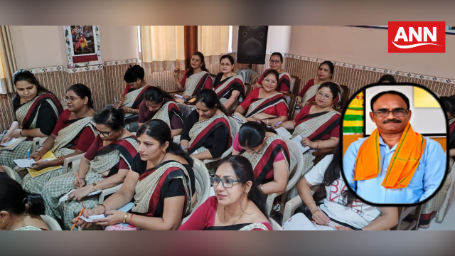 कार्यशाला में विद्यार्थियों को भारतीय दृष्टिकोण के बारे में बताते प्रोफेसर संजय कुमार