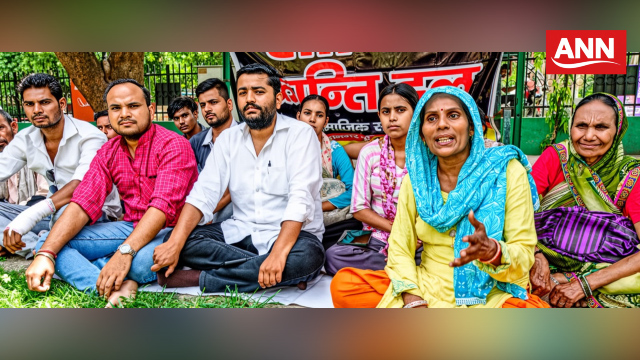 मृतक भाई की हत्या को लेकर न्याय की गुहार लेकर कमिश्नरी पार्क पर प्रदर्शन करते शोषण क्रांति दल के कार्यकर्ता