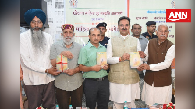 पुस्तक का विमोचन करते हरियाणा विधान सभा अध्यक्ष हरविंदर कल्याण