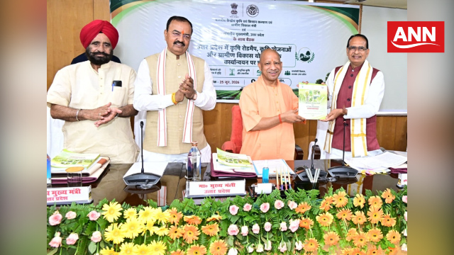 उत्तर प्रदेश के योजना भवन पर आयोजित बैठक में मुख्यमंत्री योगी आदित्यनाथ