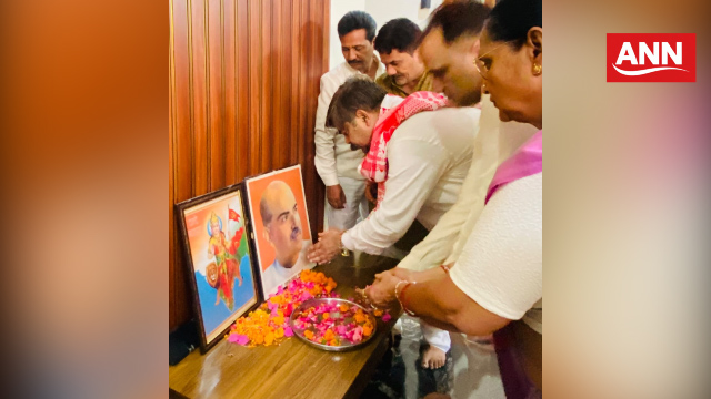 मां की बात कार्यक्रम से पूर्व श्यामा प्रसाद मुखर्जी के चित्र पर पुष्पांजलि अर्पित करते पूर्व विधानसभा प्रत्याशी कमल दत्त शर्मा