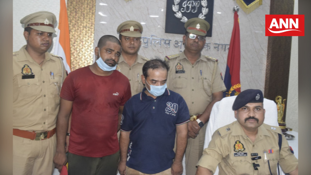 घंटाघर स्थित कार्यालय पर चोरी की घटना का खुलासा करते एसपी सिटी मेरठ