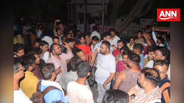 माधवपुरम बिजली घर में हंगामा करते लोग